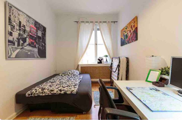 Quiet near Kurfürstendamm 5* Room/Wi-Fi/Breakfast
