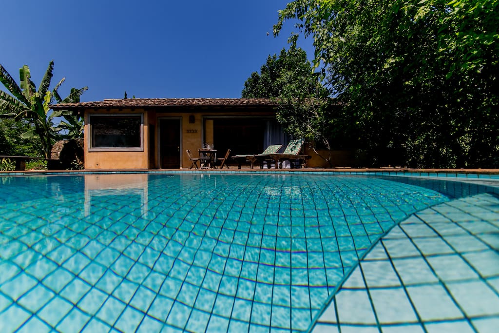 O loft visto de fora, do outro lado da piscina