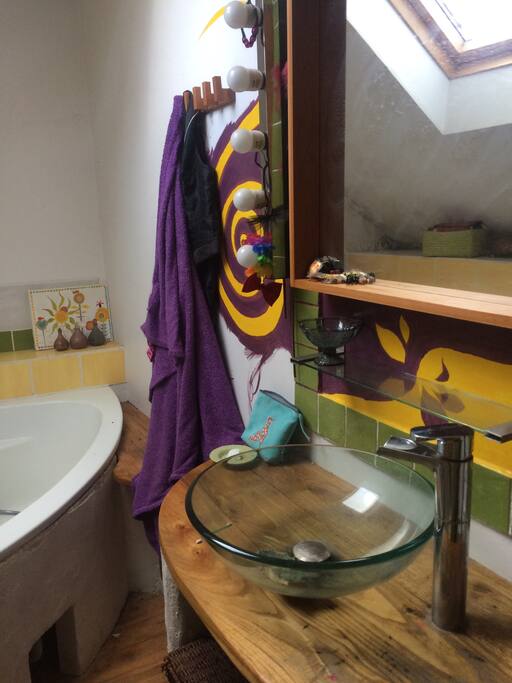 Salle de bain avec baignoire