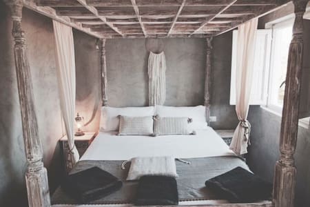 Top 20 sant llorenc de balafia vacation rentals, vacation homes ... Poster Lavanderia creativo