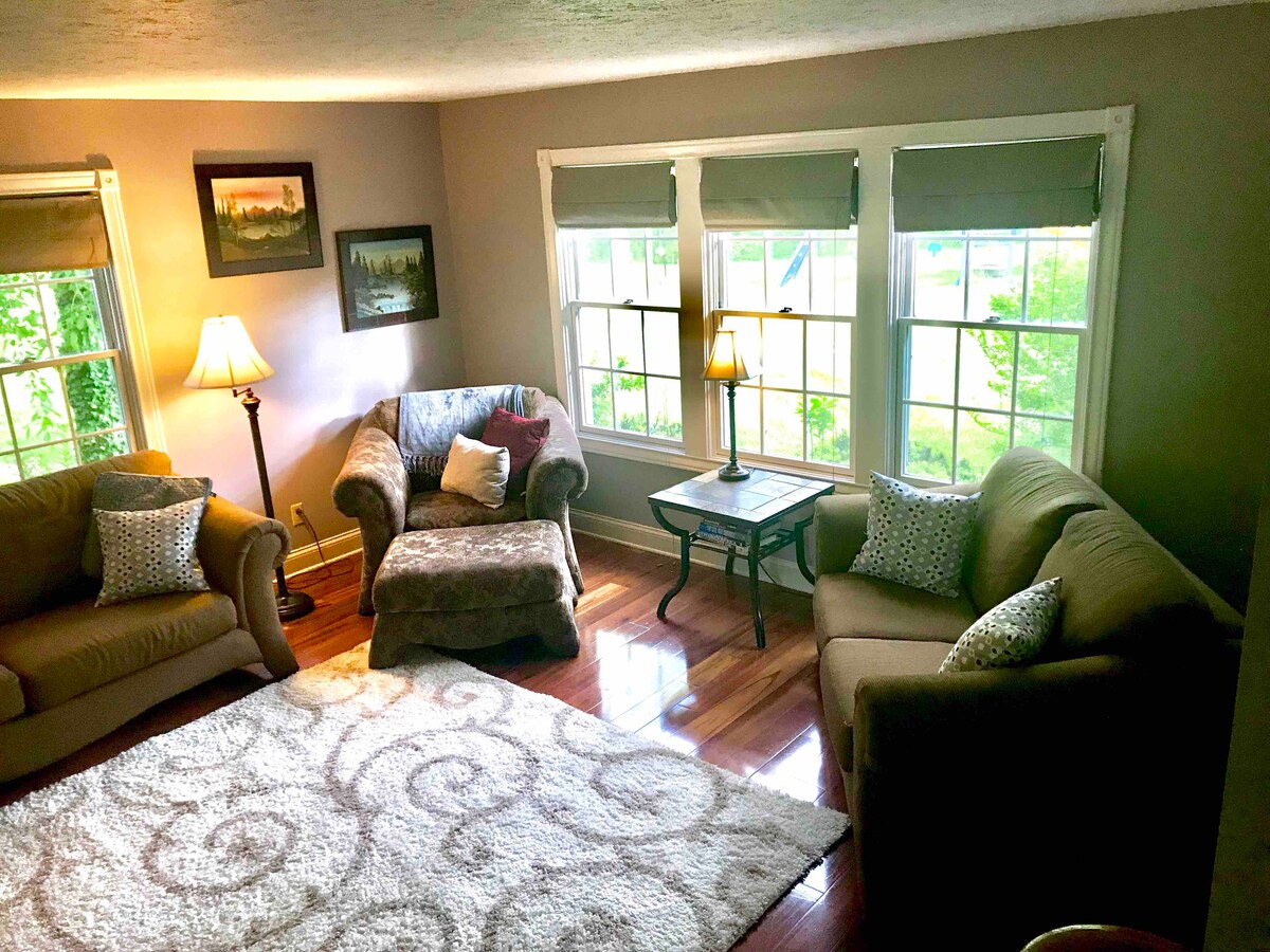 Peaceful country home & pool near DePauw
