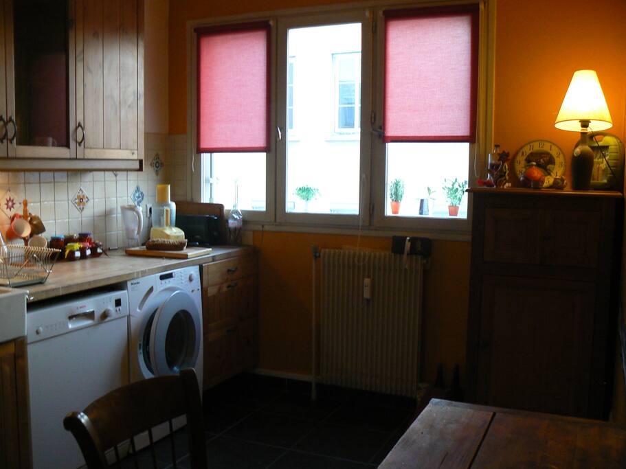 tres gde cuisine avc table pr 4 pers et chaise haute