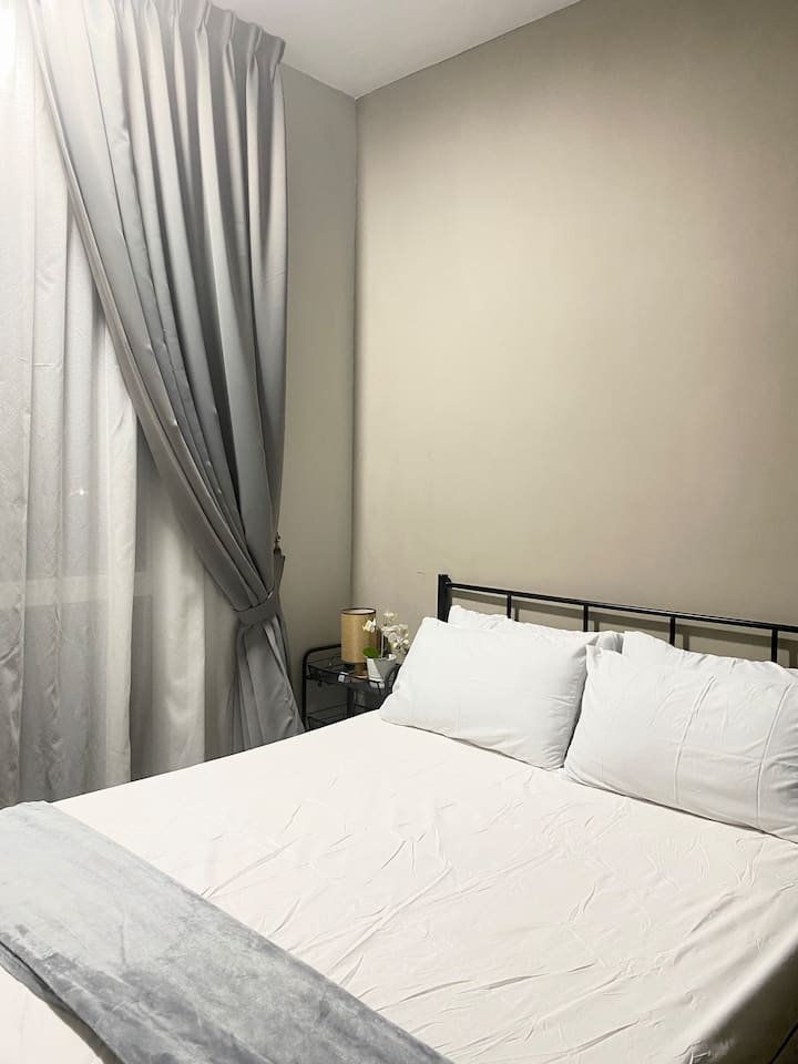 Glavna spavaća soba s klima-uređajem i kupaonicom (uključujući bojler). 