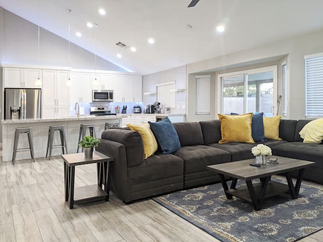 Huge Luxury Estate with 5 Bedrooms and Pool!