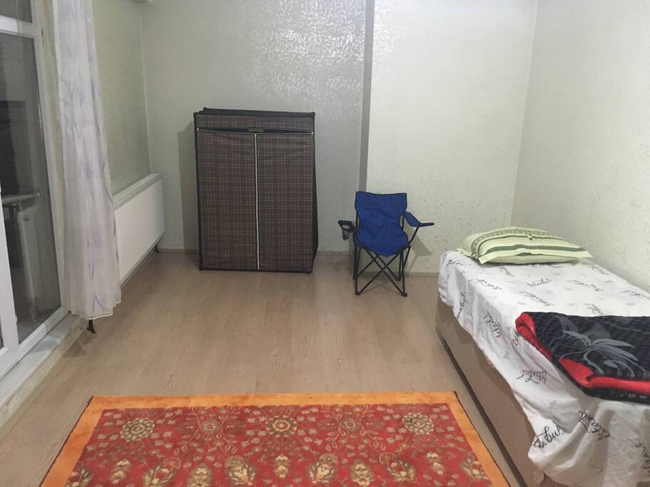 İt is private room there is one bed here