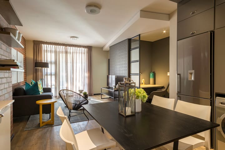 The Vantage - Two Bed New York Style Apartment, Fully Serviced, Across from Rosebank Mall
