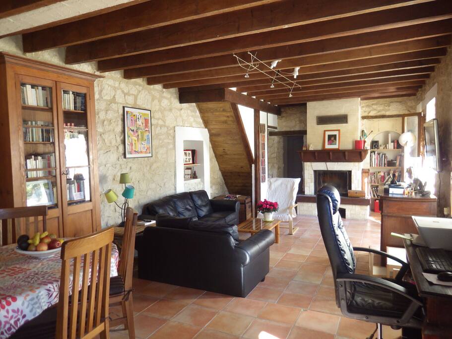 Grande salle de séjour avec cheminée, TV écran plat, ordinateur