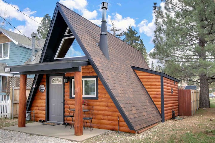 Unique and Modern A-Frame-  6 blocks to SnowPlay