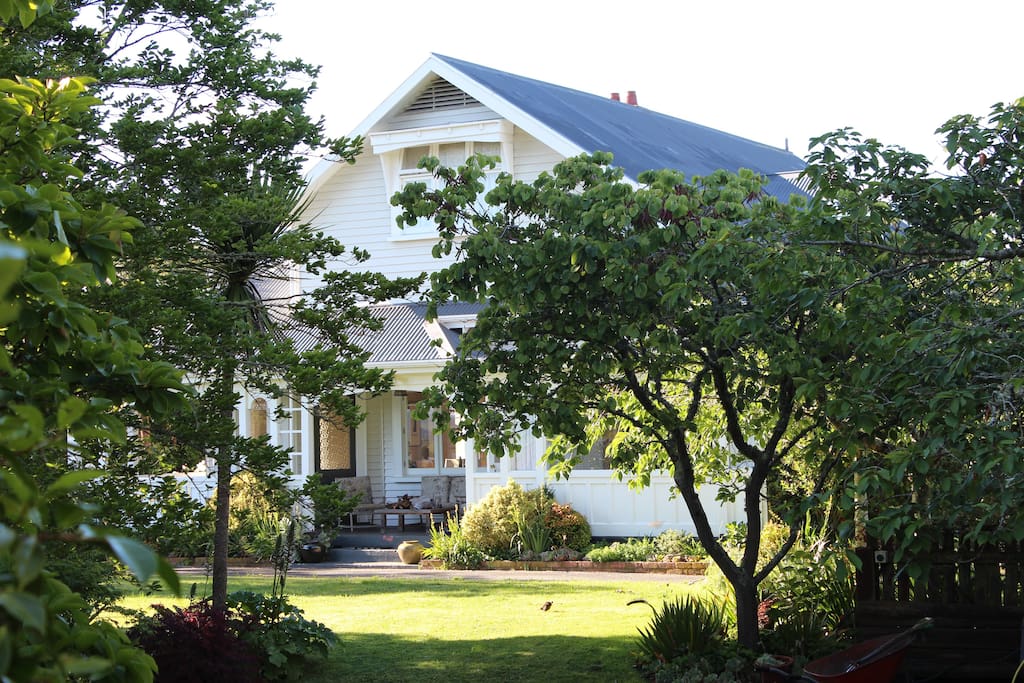 Browns Boutique BnB is in the heritage heart of Whanganui, sitting on top of the College St rise looking north across the city to Mt Ruapehu and west to the setting sun. This gracious home built in 1910/11 has a private courtyard off your room, nestled amongst established gardens.