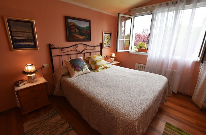 楼上的1号房间，卫生间整合在一起，可俯瞰主花园。