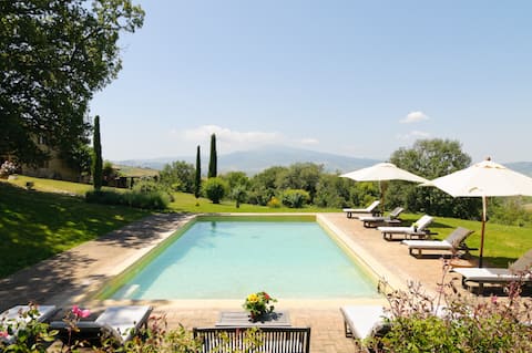 Unique view 3 bdr villa with pool & A/C in Pienza