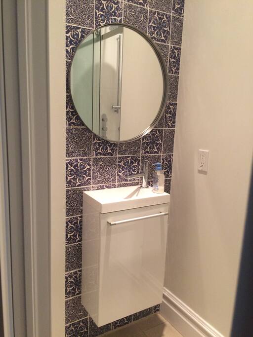 Salle d'eau au rez-de-chaussée avec douche