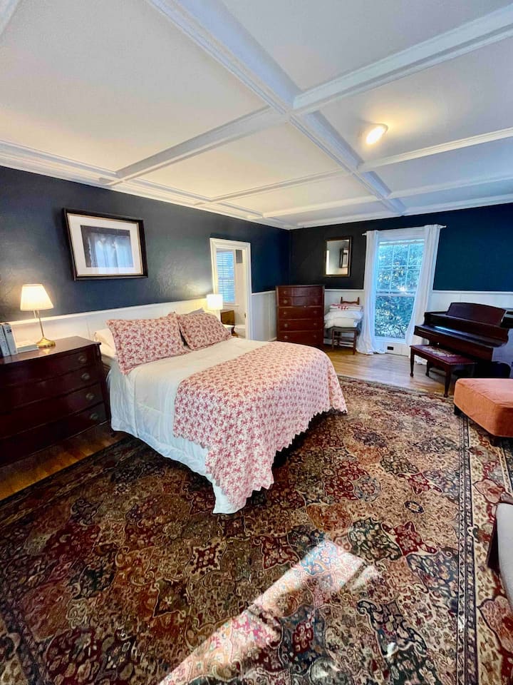 Прекрасна спална соба на првиот кат со камин од камен (само за шоу) и бебешко рогато пијано.