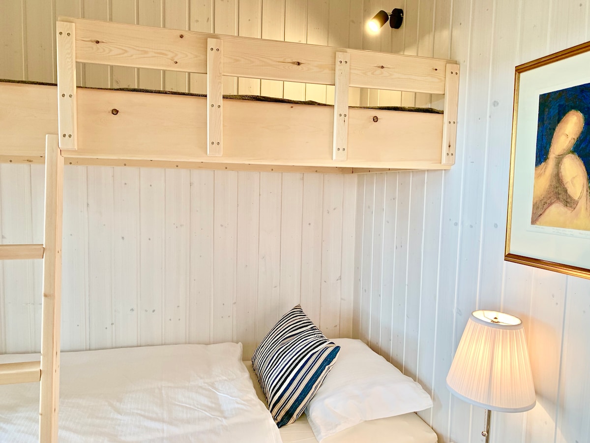 Dormitorio Lundur 3. Cama individual de alta calidad y una cómoda cama loft incorporada.