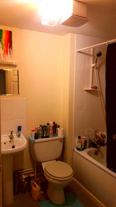 A clean bathroom with all the basic amenities and toiletries.