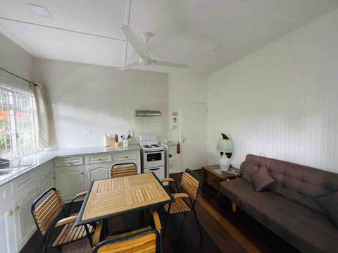 Cotton Rose Cottage (one bedroom) with parking