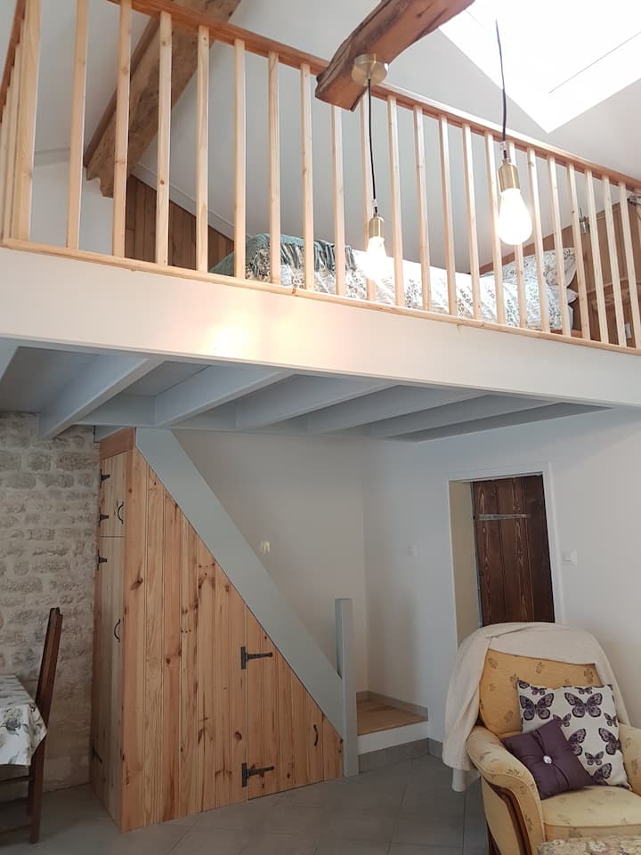 Angalia kutoka eneo la kuishi la ngazi hadi mezzanine.
