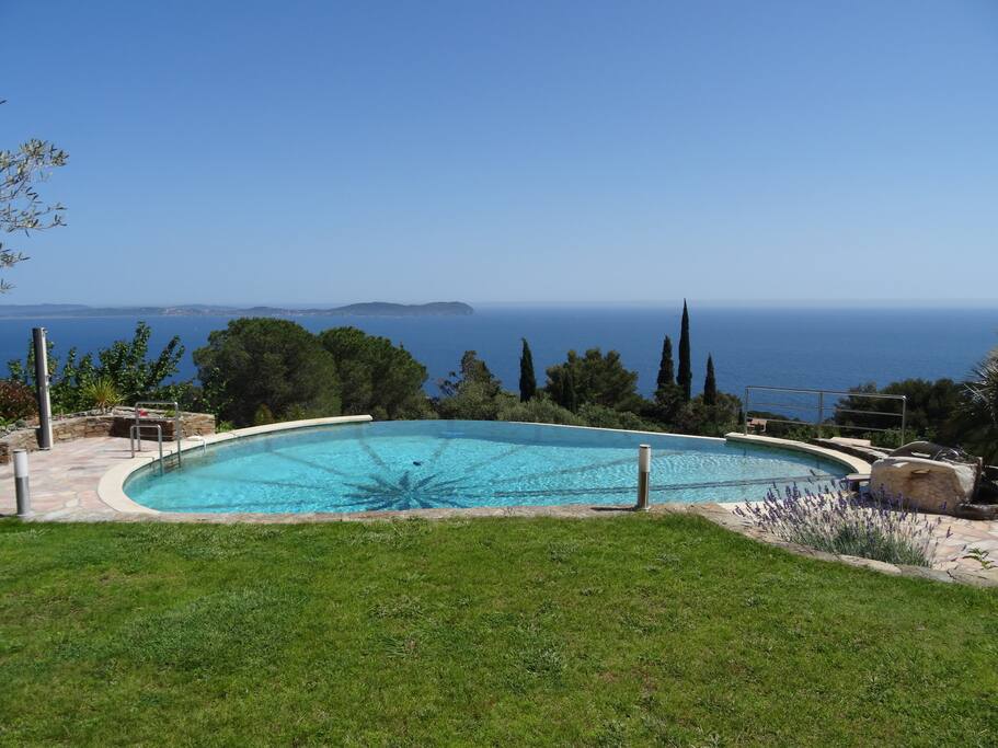 Détendez-vous dans la piscine à "débordement"
