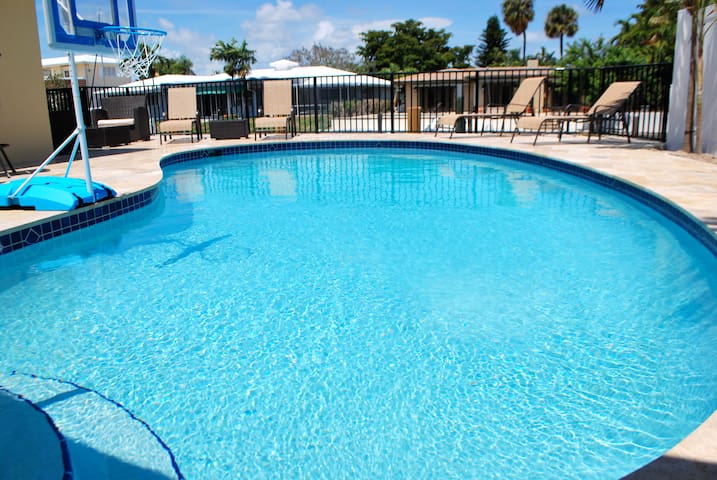 Walk to the Beach Coral Reef Waterfront Pool House gallery image 3