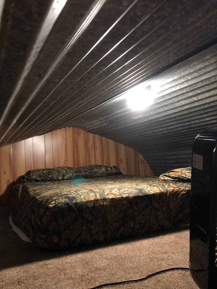 Lit queen size dans un loft/côté principal