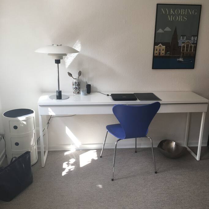 Skrive/Spiseplads med 2 stole.