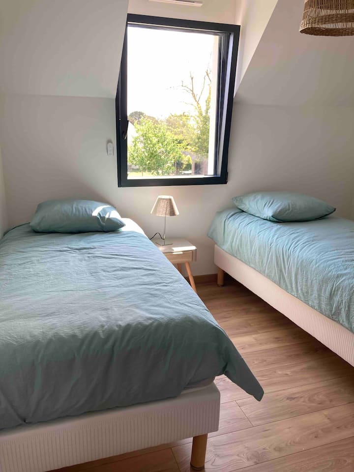 Chumba kinachoelekea bustani
Inajumuisha vitanda viwili vya 90*190cm ambavyo vinaweza kuunganishwa ili kufanya kitanda kikubwa cha 180cm ikiwa ni lazima
Chumba cha kuvalia kinapatikana 