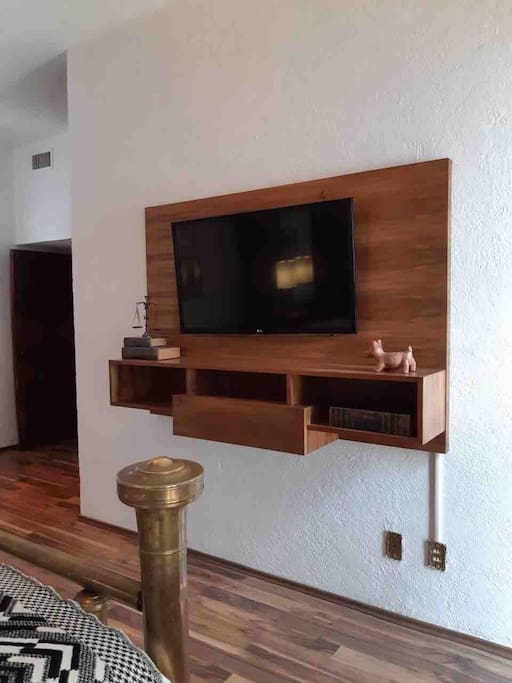 Cuenta con smart tv para Netflix y YouTube