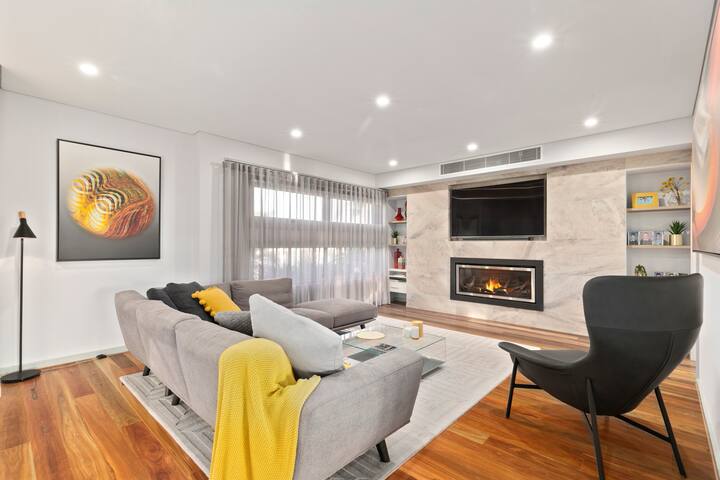 Unrivaled 4-Storey Waterfront Home 5 BDR 3.5 BTH gallery image 4