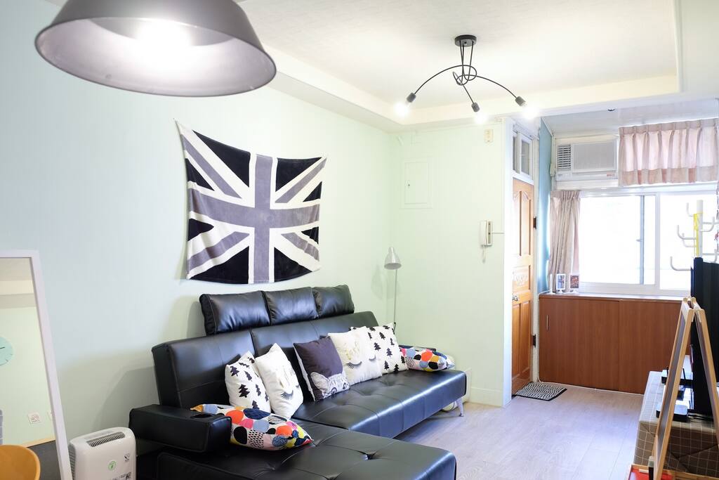 寬敞客廳 好好看個電視 休息一下 Spacious living room, watch TV, take a break.