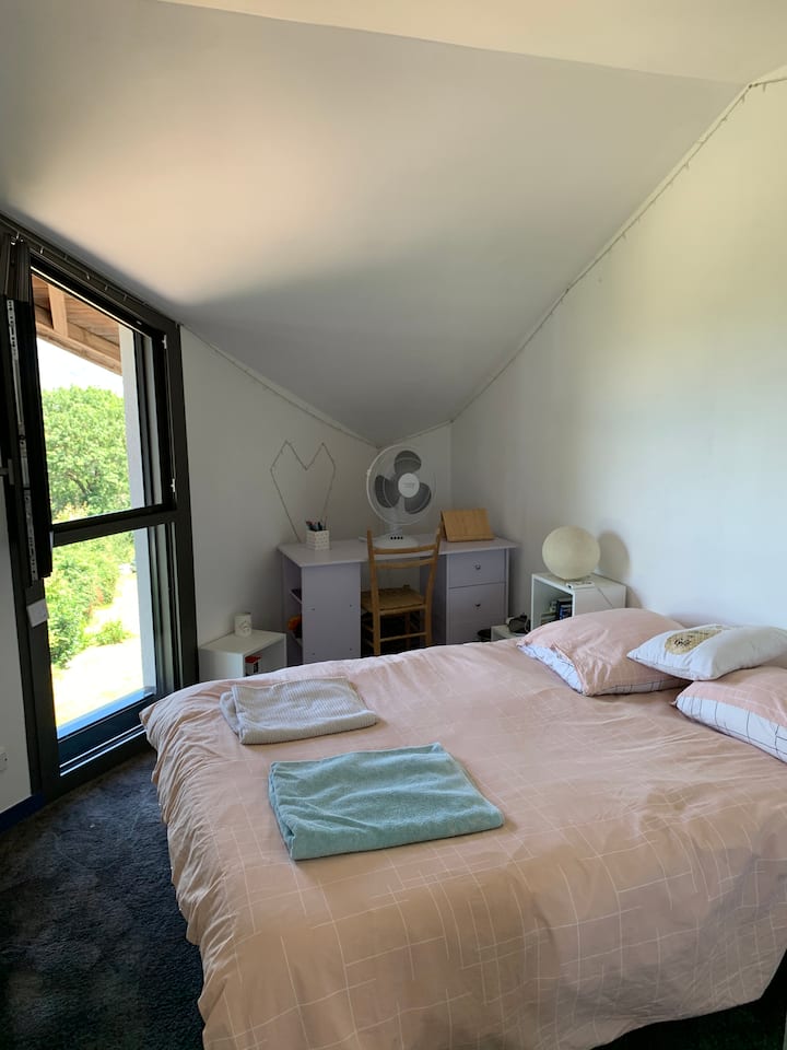 Chumba cha kulala cha juu. Kitanda 140