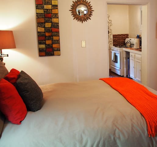 Cozy Casita Chiquita - Walk to Plaza!