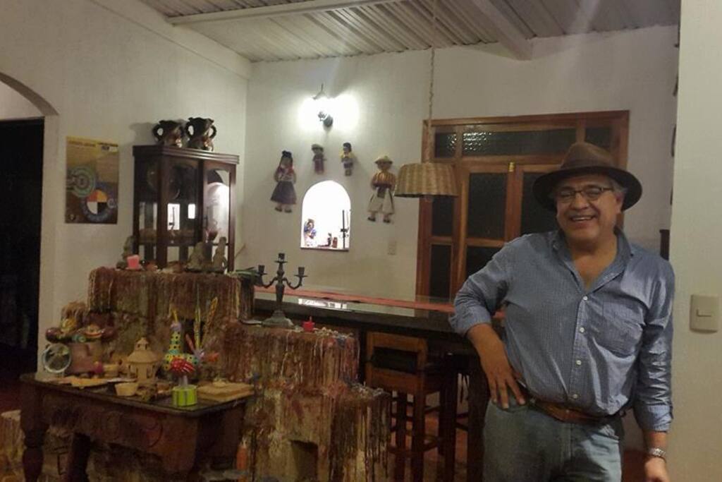 Casa decorada solo con artesanía guatemalteca. Cuenta con todos sus servicios y equipos.