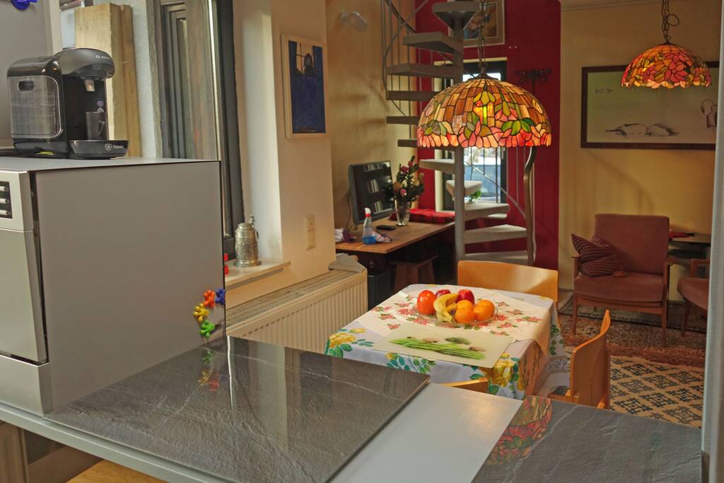 Blick von der Küche (Arbeitstheke) in den Wohnraum.