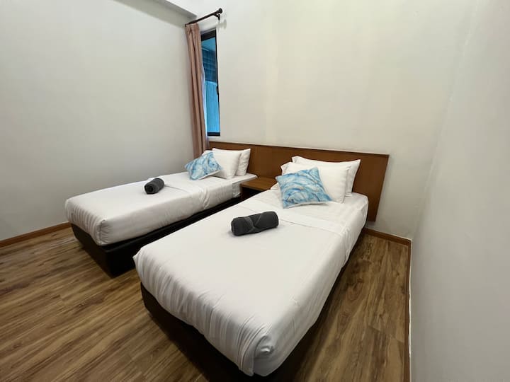 [2do dormitorio]
Una pequeña ventana y 2 camas cómodas.

El armario y el espejo están preparados en todas las habitaciones.