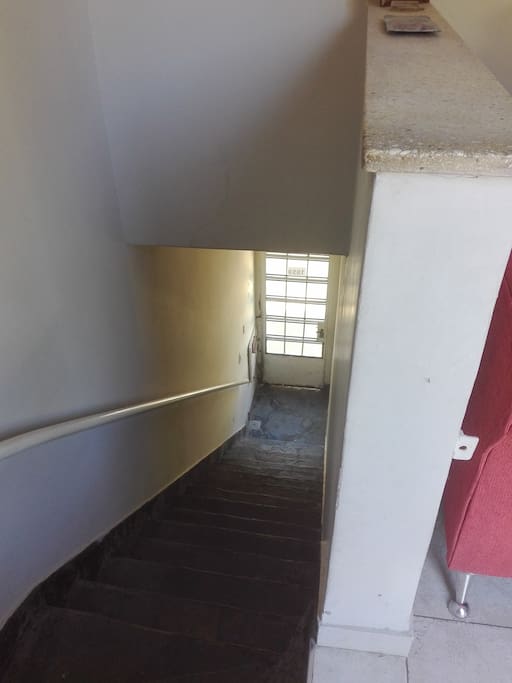 entrada a la casa,bien iluminada,amplia con escalones a perfecta altura.