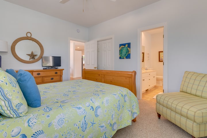 غرفة نوم في الطابق السفلي - سرير بحجم كبير بحمام كامل