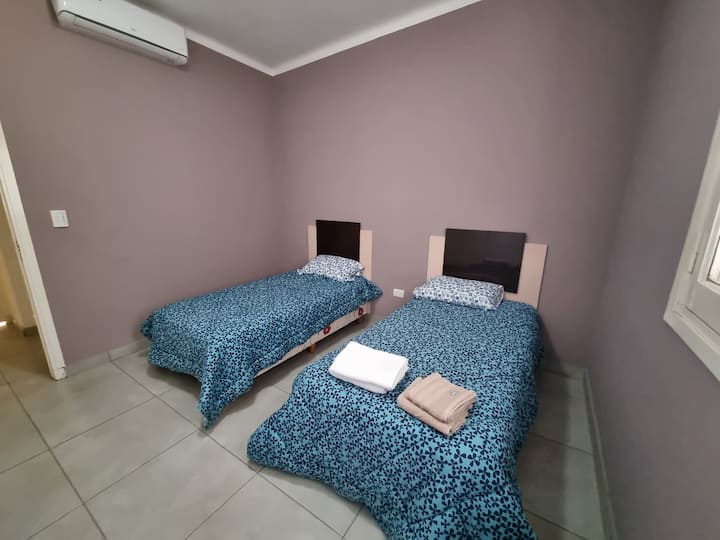 غرفة تضم سريرين 