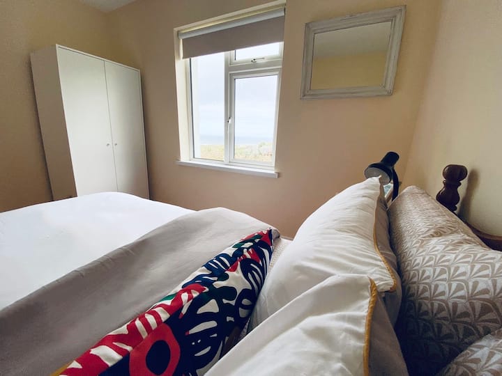 Chambre 1 : Réveillez-vous avec une vue sur la mer. Chambre double.