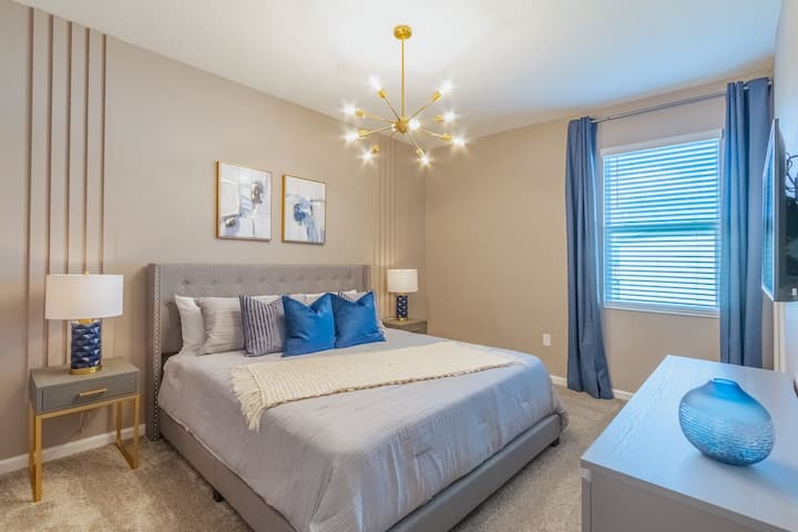 2e chambre avec lit Queen Size et télévision connectée