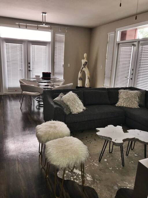 Living room/dining table