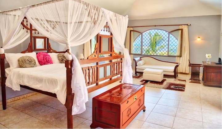 一楼主卧套房，可欣赏海景