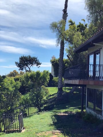 Ocean view gated estate in Point Dume / Beach Key gallery image 2