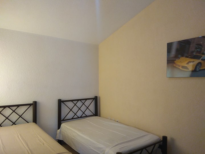 Единечни кревети во спална соба 2 со перници и плакар