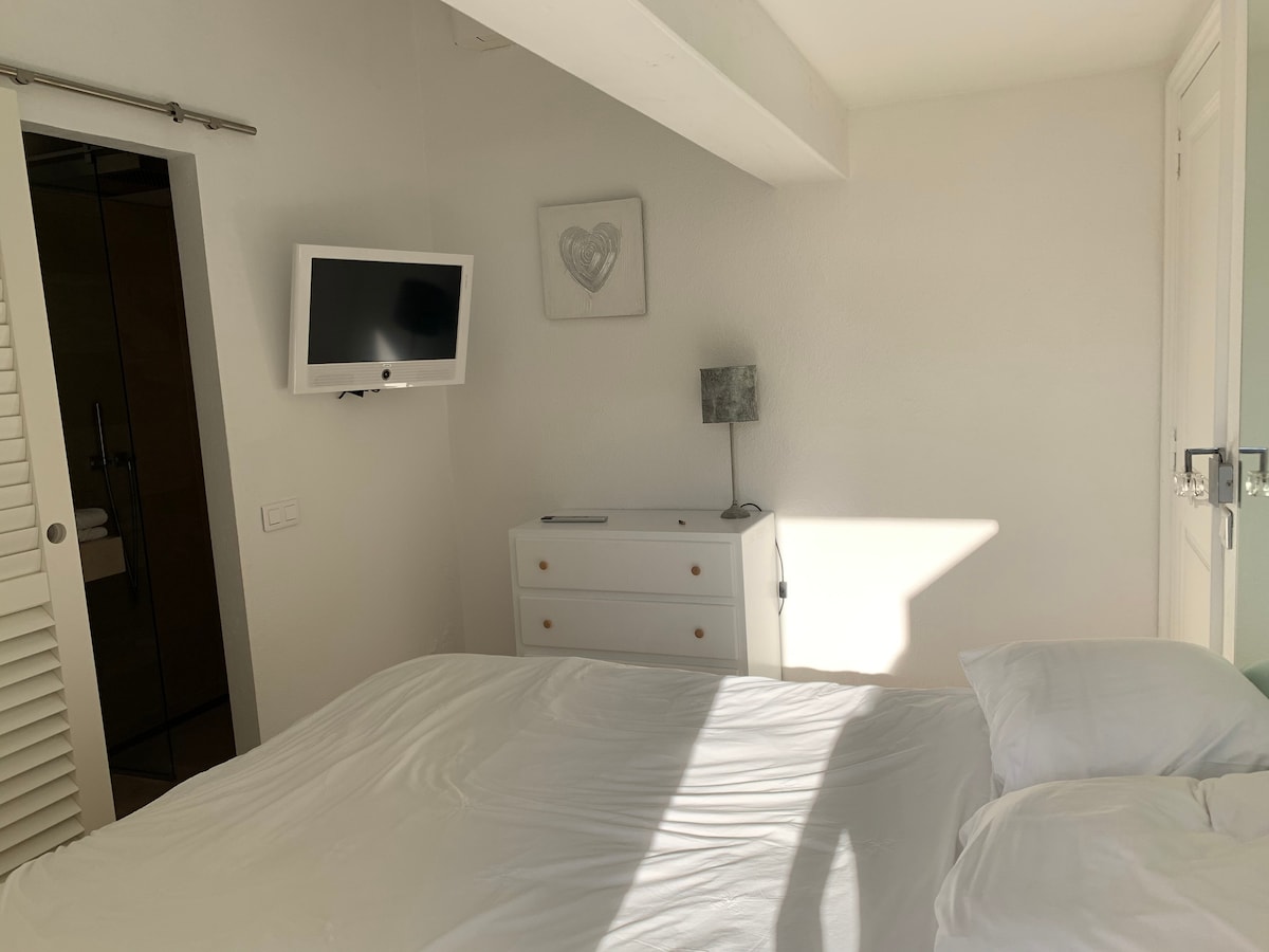 chambre côté piscine lit 160