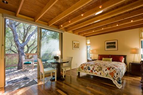 Cozy Larkspur Cabaña