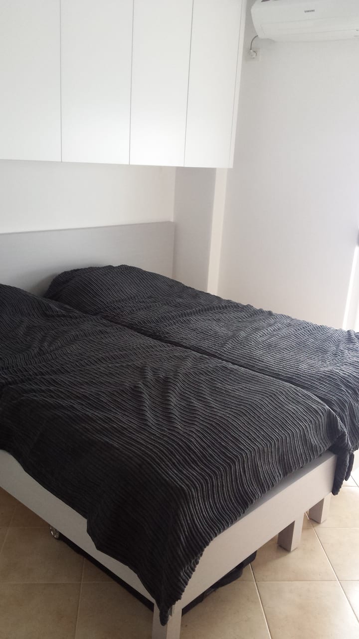 غرفة نوم ، إمكانية الوصول المباشر إلى الشرفة وإطلالة على البحر