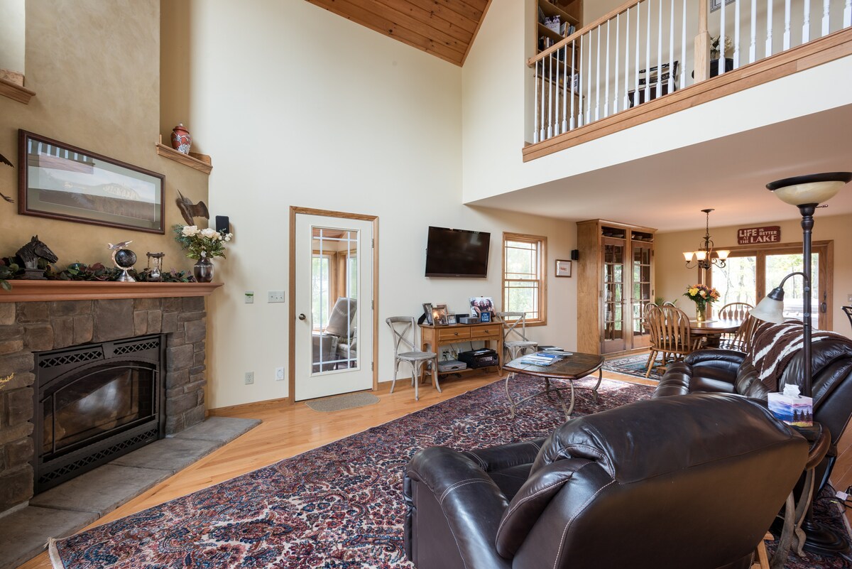 พื้นที่ห้องนั่งเล่นพร้อมเตาผิงแบบแก๊ส