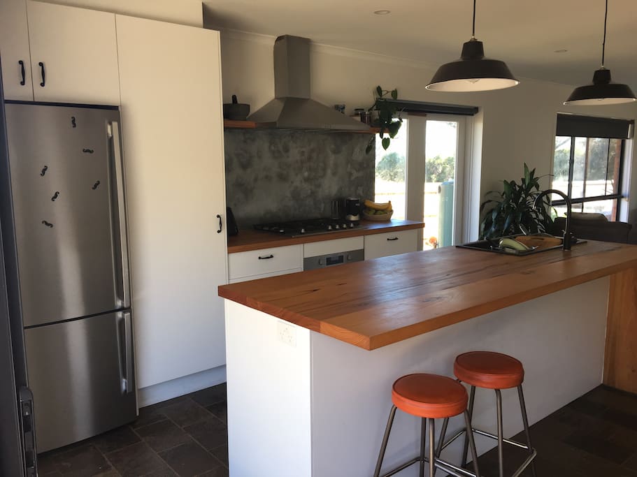 Kitchen - new'ish appliances (reno'd Jan 17')