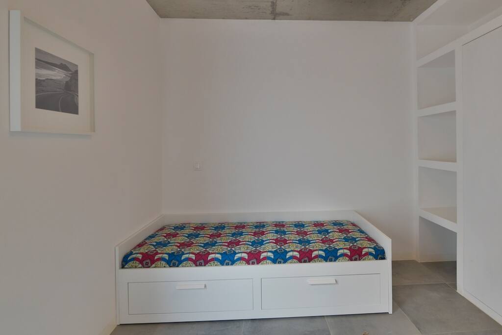 QUARTO 2 com cama individual extensível (transforma-se em cama de casal)