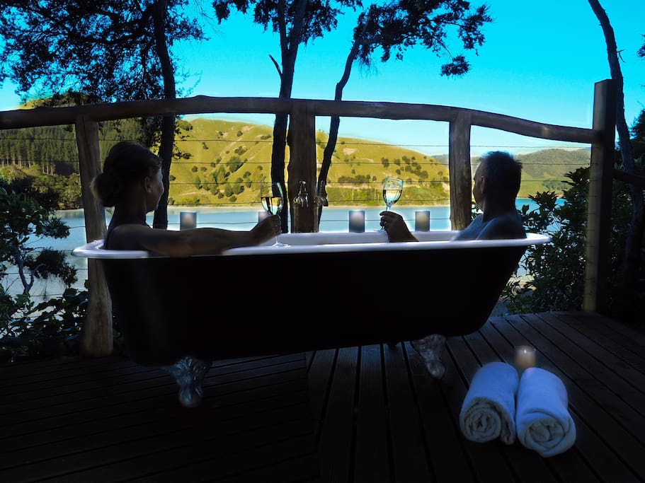 Relax, take in the spectacular scenery while indulging in our classic clawfoot bath. Positioned perfectly for gorgeous views and night skies. Watch the tide lap in and out. Definitely make a booking for this during your stay.
